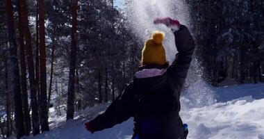 kvinna spelar i de snö skott i långsam rörelse video