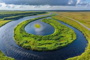 el río a lo largo con un la carretera yendo mediante el frontera de el la carretera profesional fotografía foto