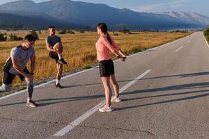 diverso Atletas preparar. dinámica grupo calienta arriba para Mañana correr. foto