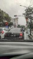 agua en el coche ventana o difuminar antecedentes foto