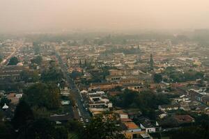 colina de el cruzar con vista a antigua, Guatemala. foto