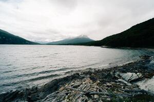 lago en bahia lapataia en medio de montañas a tierra del fuego foto