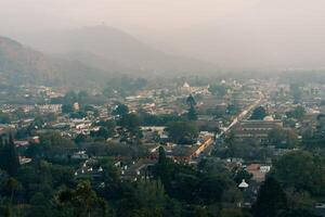 colina de el cruzar con vista a antigua, Guatemala. foto