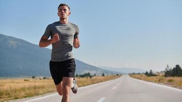 un dedicado maratón corredor empuja él mismo a el límite en capacitación. foto
