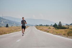 un dedicado maratón corredor empuja él mismo a el límite en capacitación. foto