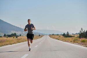 un dedicado maratón corredor empuja él mismo a el límite en capacitación. foto