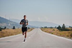 un dedicado maratón corredor empuja él mismo a el límite en capacitación. foto