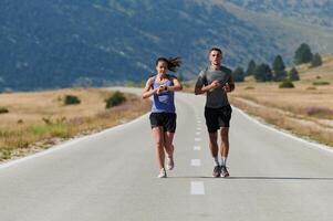 energizado por el belleza de naturaleza, un Pareja potestades mediante su Mañana correr, su cuerpos y espíritu revitalizado. foto