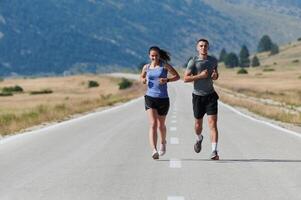 energizado por el belleza de naturaleza, un Pareja potestades mediante su Mañana correr, su cuerpos y espíritu revitalizado. foto