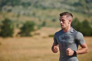 un dedicado maratón corredor empuja él mismo a el límite en capacitación. foto