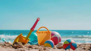 para niños juguetes mentira en el arena. pequeño mar olas son visible en el antecedentes. verano descanso foto