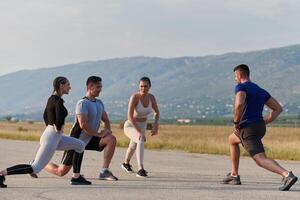 diverso grupo de Atletas preparar juntos para un correr foto