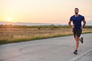 un dedicado maratón corredor empuja él mismo a el límite en capacitación. foto