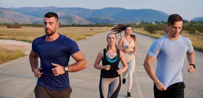 un grupo de amigos mantiene un sano estilo de vida por corriendo al aire libre en un soleado día, unión terminado aptitud y disfrutando el energizante efectos de ejercicio y naturaleza foto