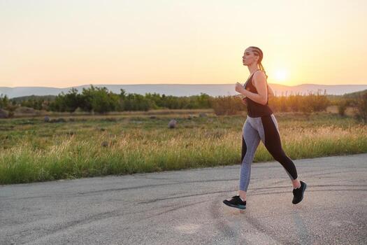 solo paso. determinado atleta mujer embarca en aptitud viaje para maratón preparación. foto