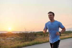 un dedicado maratón corredor empuja él mismo a el límite en capacitación. foto