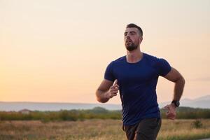 un dedicado maratón corredor empuja él mismo a el límite en capacitación. foto