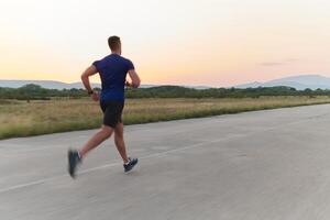 un dedicado maratón corredor empuja él mismo a el límite en capacitación. foto