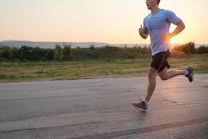 un dedicado maratón corredor empuja él mismo a el límite en capacitación. foto