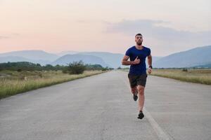 un dedicado maratón corredor empuja él mismo a el límite en capacitación. foto