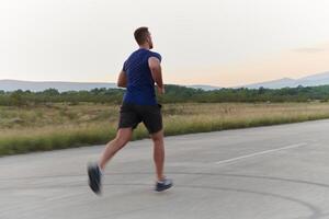 un dedicado maratón corredor empuja él mismo a el límite en capacitación. foto