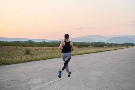 solo paso. determinado atleta mujer embarca en aptitud viaje para maratón preparación. foto