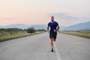 un dedicado maratón corredor empuja él mismo a el límite en capacitación. foto