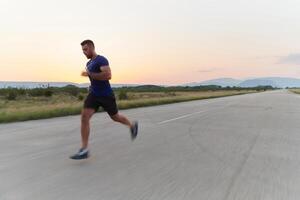 un dedicado maratón corredor empuja él mismo a el límite en capacitación. foto