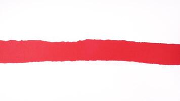 Rasgado blanco sábana de papel con áspero bordes revelador rojo antecedentes con Copiar espacio foto