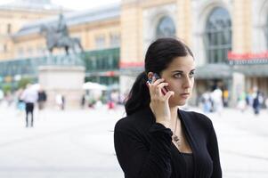 joven mujer de negocios hablando en móvil teléfono foto