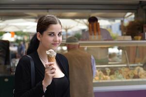 joven mujer con helado desde hielo crema estar foto