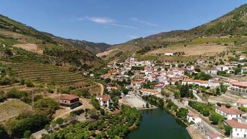 Douro célèbre montagnes vignobles le Portugal video