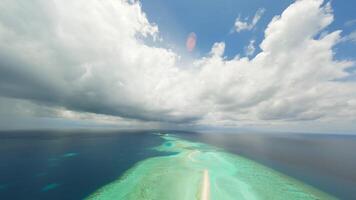 en volant plus de une banc de sable dans le Maldives. fpv drone video