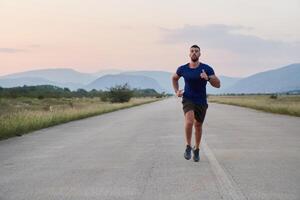 un dedicado maratón corredor empuja él mismo a el límite en capacitación. foto