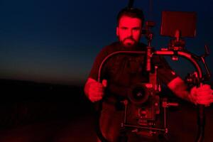 Noche captura. profesional camarógrafo Película (s Atletas corriendo en iluminado en rojo oscuridad foto