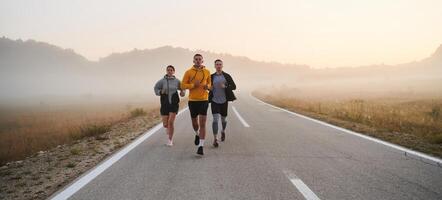 corriendo hacia un común meta, un grupo de colegas valientes el brumoso Mañana aire, su determinación evidente en cada paso. foto