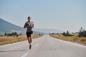 un dedicado maratón corredor empuja él mismo a el límite en capacitación. foto