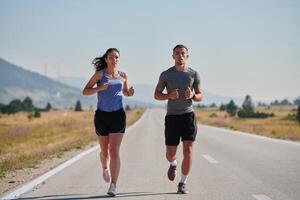 energizado por el belleza de naturaleza, un Pareja potestades mediante su Mañana correr, su cuerpos y espíritu revitalizado. foto