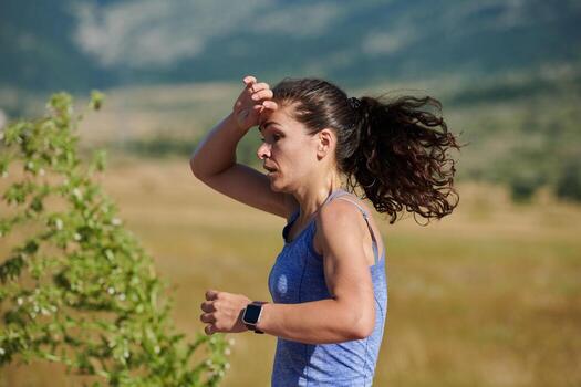 solo paso. determinado atleta mujer embarca en aptitud viaje para maratón preparación. foto