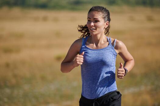solo paso. determinado atleta mujer embarca en aptitud viaje para maratón preparación. foto