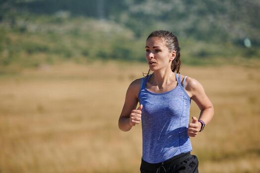 solo paso. determinado atleta mujer embarca en aptitud viaje para maratón preparación. foto