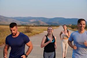 un grupo de amigos mantiene un sano estilo de vida por corriendo al aire libre en un soleado día, unión terminado aptitud y disfrutando el energizante efectos de ejercicio y naturaleza foto