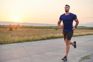 un dedicado maratón corredor empuja él mismo a el límite en capacitación. foto