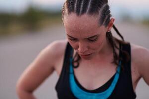 de cerca retrato de determinado atleta descansando después intenso rutina de ejercicio foto