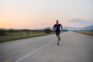 un dedicado maratón corredor empuja él mismo a el límite en capacitación. foto