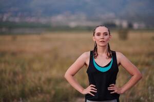 de cerca retrato de determinado atleta descansando después intenso rutina de ejercicio foto