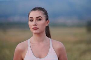 de cerca retrato de determinado atleta descansando después intenso rutina de ejercicio foto