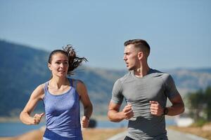 energizado por el belleza de naturaleza, un Pareja potestades mediante su Mañana correr, su cuerpos y espíritu revitalizado. foto