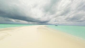 fpv drone en volant plus de une banc de sable dans le Maldives video