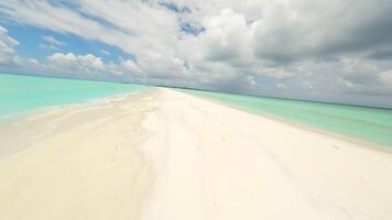 fpv drone en volant plus de une banc de sable dans le Maldives video